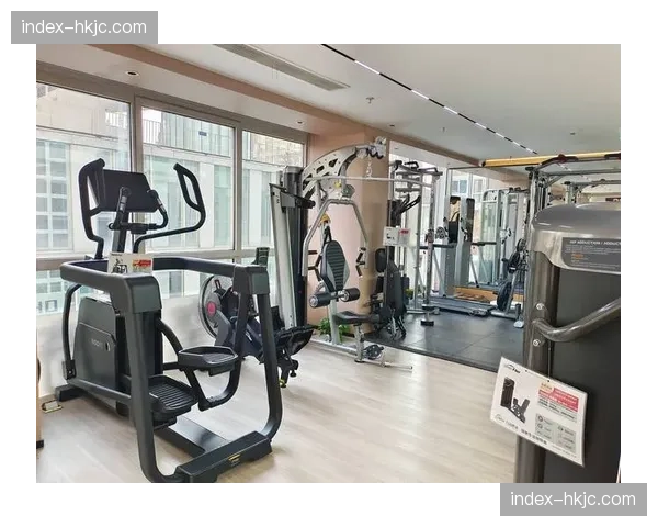 健身器材与家庭互动观赛系统联动，创造“边看边练”的新健康场景。