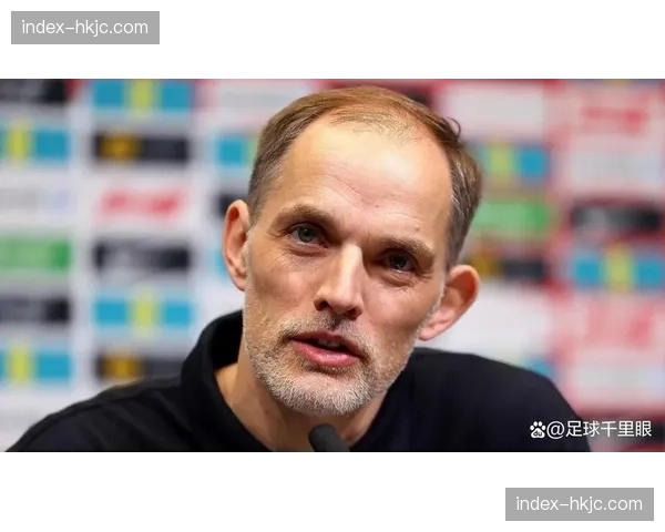 看台上的图赫尔：停赛期间通过耳机与助教保持沟通