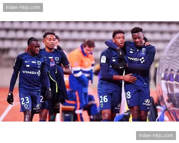 镜头下的老将：洛里昂门将姆沃戈多次神扑，赛后无奈倚靠门柱神情落寞