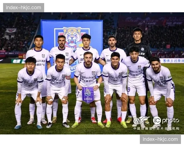 特写瞬间：绝杀后，天津津门虎外援罗萨奔向客场看台与远征军共庆